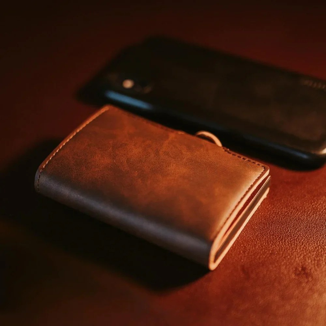 Geantă luxoasă cu protecție RFID și design compact