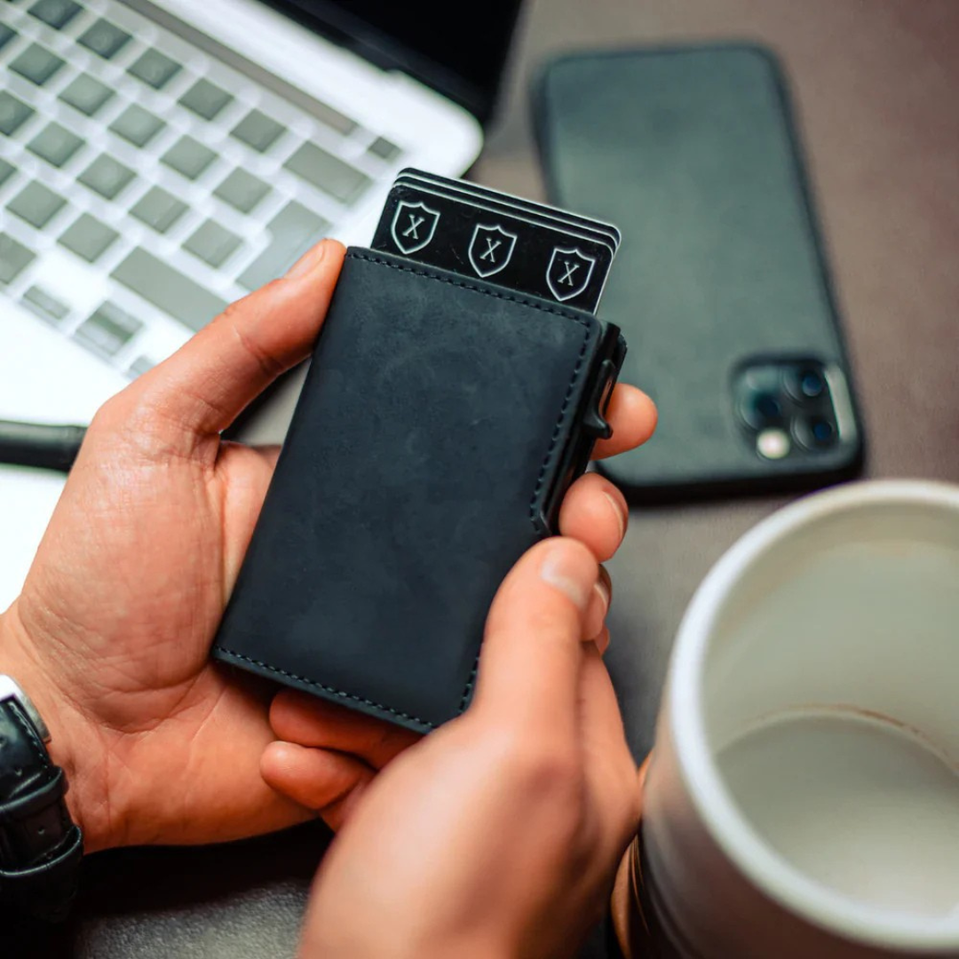 Geantă luxoasă cu protecție RFID și design compact