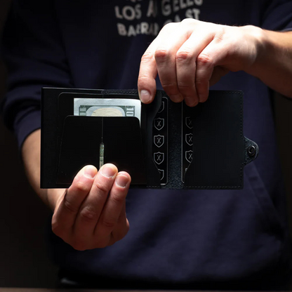 Geantă luxoasă cu protecție RFID și design compact