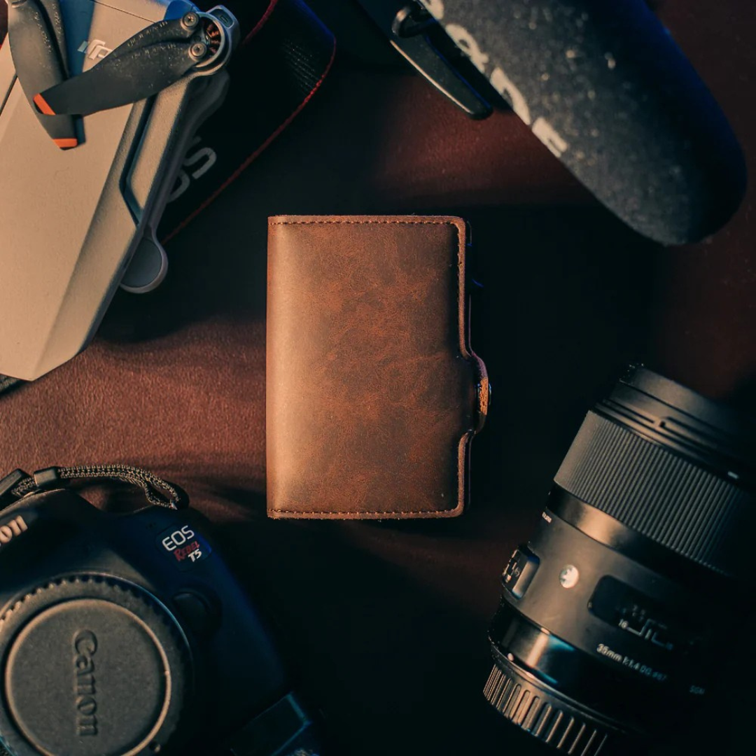 Geantă luxoasă cu protecție RFID și design compact